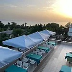 فندق Beachway &